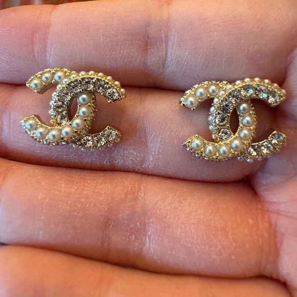 Brand New Chanel Classic CC Logo Pearl, Crystal & Gold Earrings - Picture 1 of 3